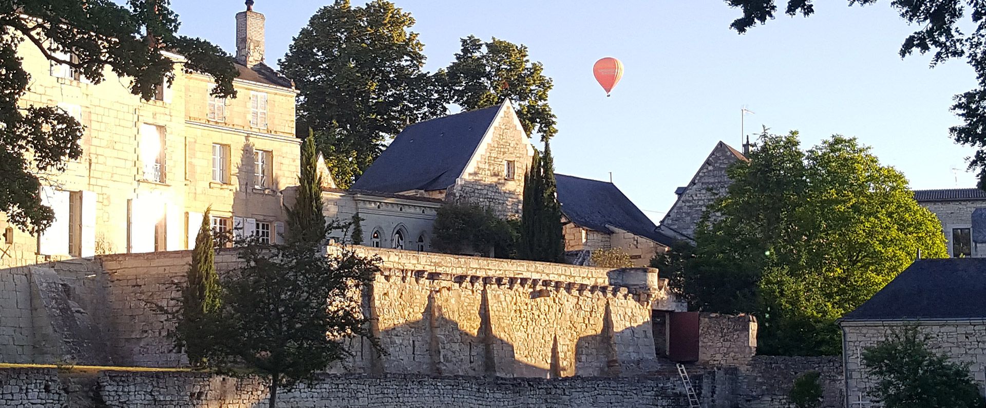 Montgolfière passant près du Château du vieux Bagneux